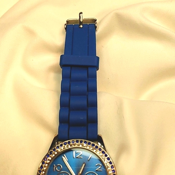 Ding Feng Blue Crystal Watch - Picture 4 of 5
